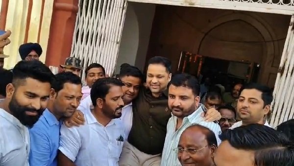 Emotional farewell for IAS officer Divyanshu Patel in Moradabad; people honored him by carrying him on their shoulders.