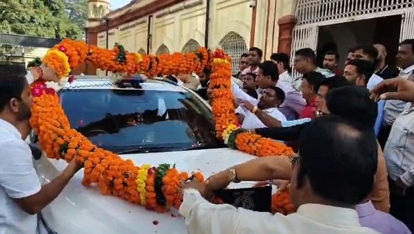 Emotional farewell for IAS officer Divyanshu Patel in Moradabad; people honored him by carrying him on their shoulders.