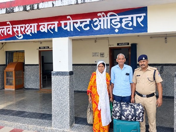 RPF's prompt action saves elderly woman and her ₹9.80 lakh life savings; reunited with family, she also received back her belongings worth lakhs.