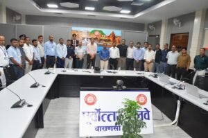 Recognition of vigilance and dedication to duty: 11 railway employees from the Varanasi Division honored.