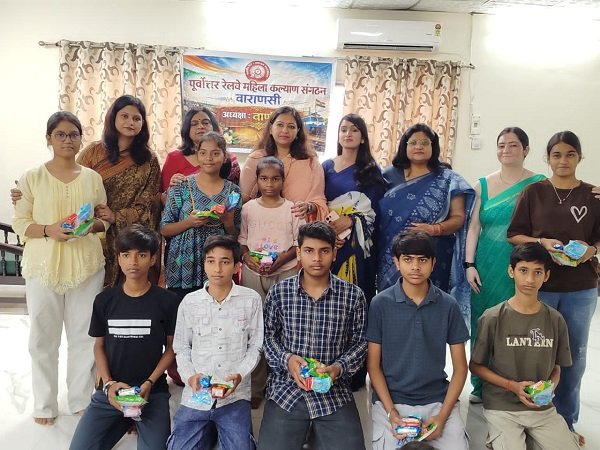 On-the-spot essay competition organized for the children of railway employees.