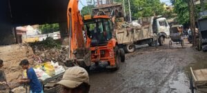 A sorry state of affairs on the Aurangabad-Sonia road! Garbage, slush, and stray animals have become a nightmare for commuters—claims of cleanliness exposed; when will the authorities take notice?
