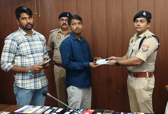 101 lost mobile phones worth ₹31 lakh recovered; Chandauli Police restore lost happiness to owners—519 phones returned to their owners so far in 2026.
