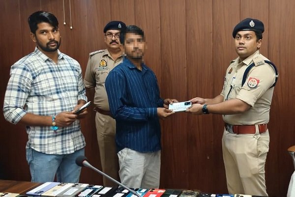 101 lost mobile phones worth ₹31 lakh recovered; Chandauli Police restore lost happiness to owners—519 phones returned to their owners so far in 2026.