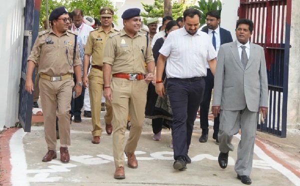 District Judge, DM, and SP Conduct Surprise Inspection of District Jail