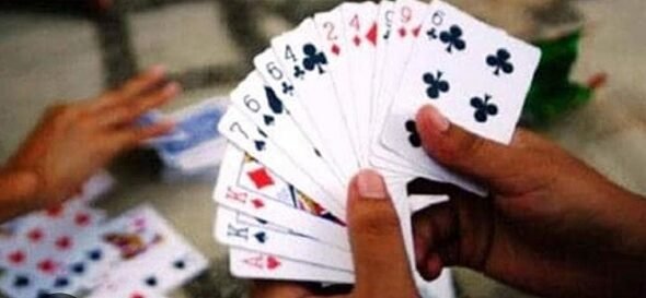 Open gambling behind the police outpost or the mysterious silence of those responsible? Questions are being raised in Chetganj—what kind of alliance is being honored here?