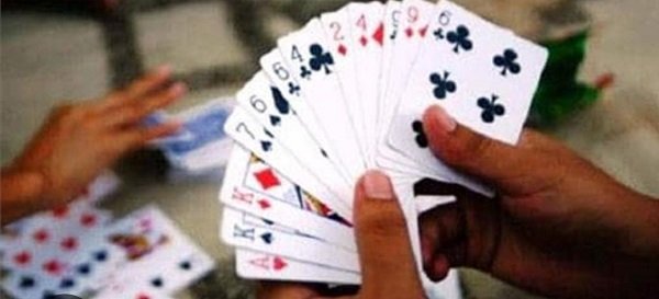 Open gambling behind the police outpost or the mysterious silence of those responsible? Questions are being raised in Chetganj—what kind of alliance is being honored here?