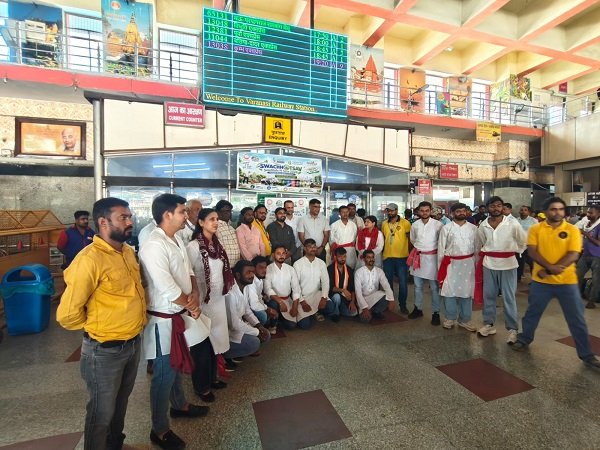 Cleanliness message spread through street plays; passengers and railway staff sensitized