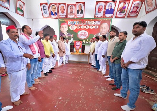 Former MP remembered with reverence on his death anniversary at the SP office, Lohia Bhawan