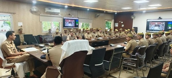 Superintendent of Police Chandauli held a meeting with the head clerks and clerks of all the police stations of the district.