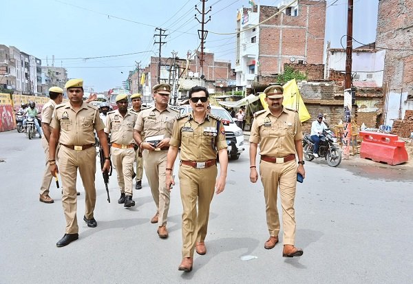 Police Commissioner Mohit Agarwal personally takes to the streets of Kashi; assures smooth traffic flow while cracking down on encroachment and illegal parking.