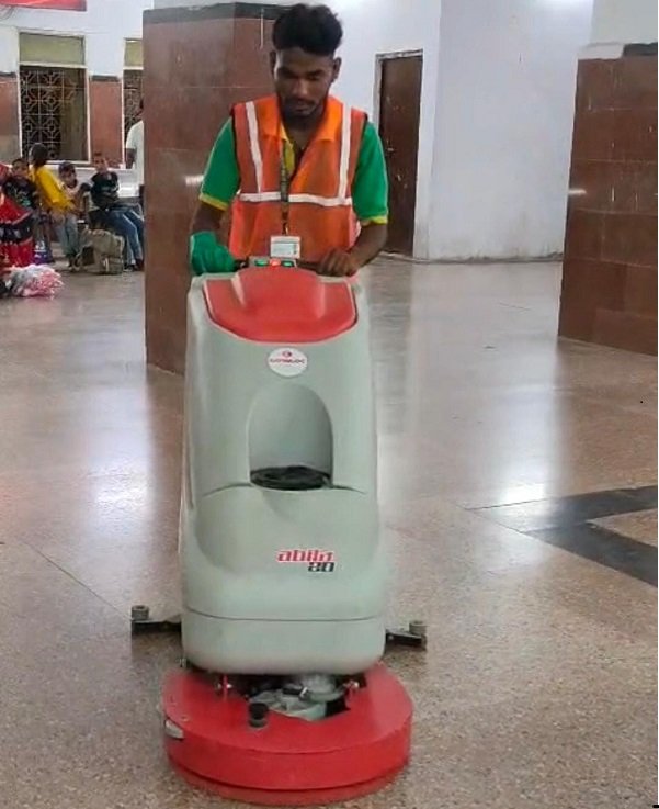 Cleanliness systems at Varanasi Division stations are being made effective through the use of modern machines and equipment.
