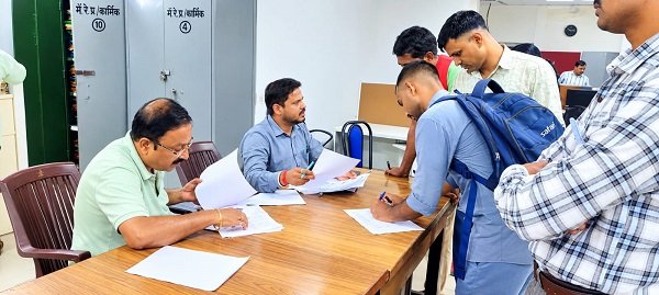 Mega Grievance Redressal Camp Organized in Varanasi Division Under the ‘Samvad se Samadhan’ Initiative