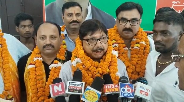 SP's new office-bearers accorded a rousing welcome at Lohia Bhawan; party workers sound the bugle for 2027.