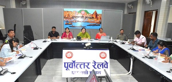 Quiz competition held in Varanasi Division on Hindi Diwas; 26 employees participated enthusiastically.
