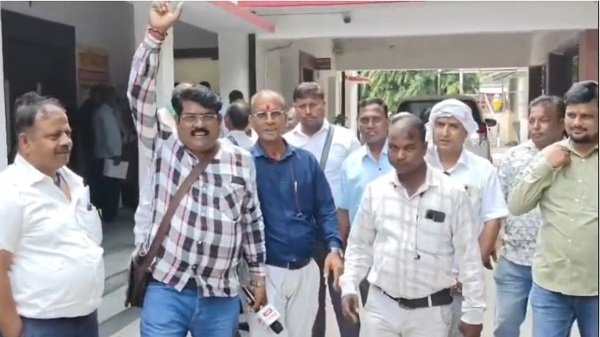 Outrage in Ayodhya over alleged harassment of journalists in Delhi; memorandum submitted to the President.