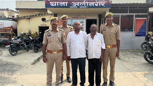 Alinagar Police cracks down on cattle smuggling in Chandauli! One bovine recovered from a 'Magic' (mini-truck) vehicle; two alleged smugglers arrested.