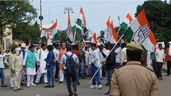 Ayodhya: Congress stages a massive protest against Gyanesh Kumar; party members demand his resignation.