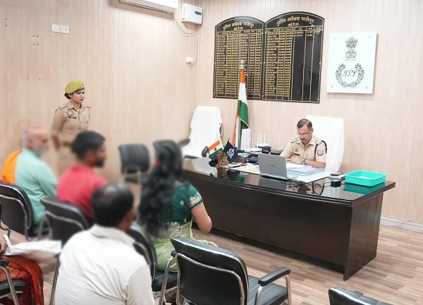 Ghazipur SP holds public grievance hearing; issues directives for prompt and quality resolution of complainants' issues