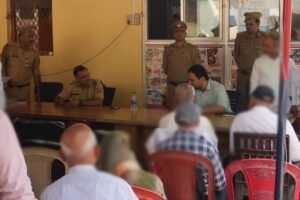 During the 'Sampoorna Samadhan Diwas' (Comprehensive Grievance Redressal Day), the District Magistrate (DM) and the Superintendent of Police (SP) heard the grievances of complainants and issued directives for a time-bound and impartial resolution.
