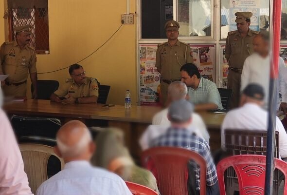 During the 'Sampoorna Samadhan Diwas' (Comprehensive Grievance Redressal Day), the District Magistrate (DM) and the Superintendent of Police (SP) heard the grievances of complainants and issued directives for a time-bound and impartial resolution.