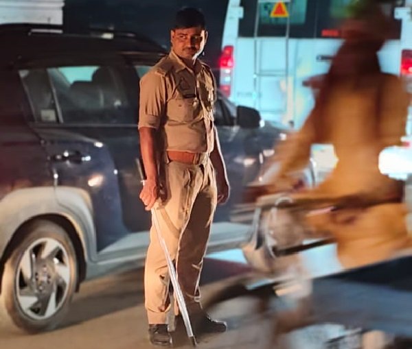 Severe traffic jam on Varanasi's old bridge; police personnel arrived at the scene to manage the traffic flow.