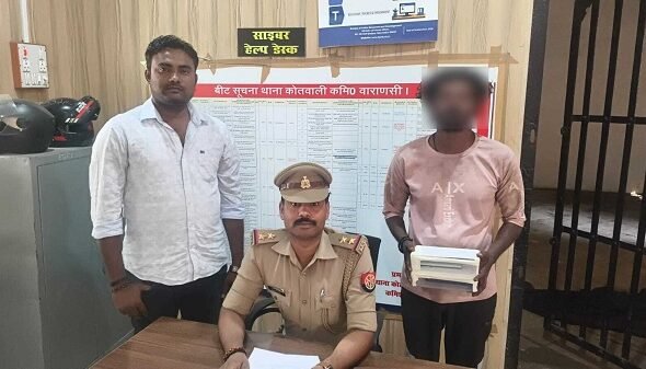 Kotwali Police arrested an accused in possession of two stolen Android mobile phones; the value of the devices is estimated at 35,000 rupees.