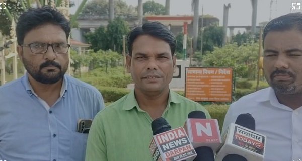 Congress holds *Satyagraha* at Gandhi Park against vote theft; pledges taken after reciting the National Anthem and Article 326
