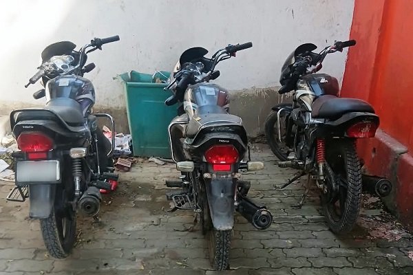 Major breakthrough for Ramnagar Police: Two bike thieves arrested; three motorcycles recovered.