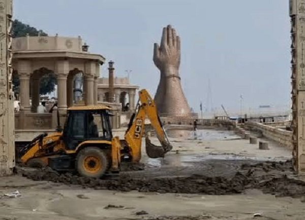 Municipal Commissioner Himanshu Nagpal takes a strict stance on the cleanliness of Ganga ghats; assigns responsibility to officials for monitoring 85 ghats.