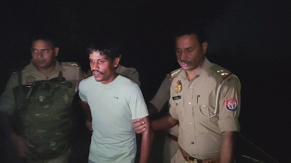 Police encounter in Azamgarh: Two brothers involved in cow slaughter arrested; Jamil sustains a gunshot wound to the leg.
