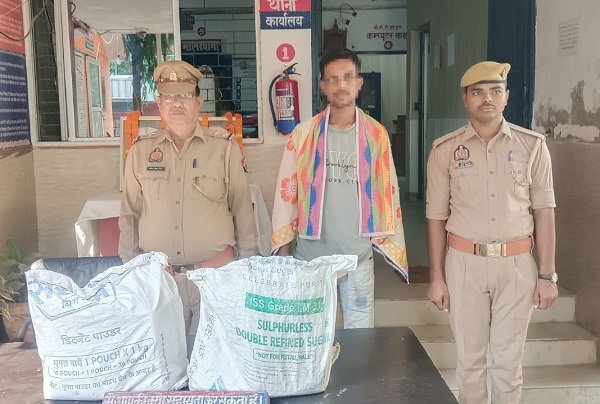 Chandauli Police continue their crackdown on the illicit beer and liquor trade; accused arrested in Sakaldiha with 48 cans of beer, and two juvenile offenders taken into custody.