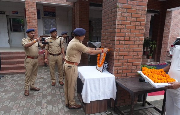 On the occasion of the 151st birth anniversary of Sardar Patel, the Ghazipur Police observed 'National Unity Day' (Rashtriya Ekta Diwas). The Superintendent of Police (SP) administered an oath of unity and integrity to the police personnel.