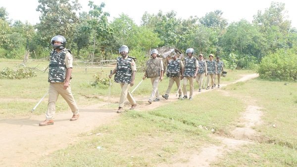 Chandauli Police conduct intensive combing operation in forests and hilly terrain; keeping a close watch on Naxal activities; villagers also sensitized about cyber fraud.