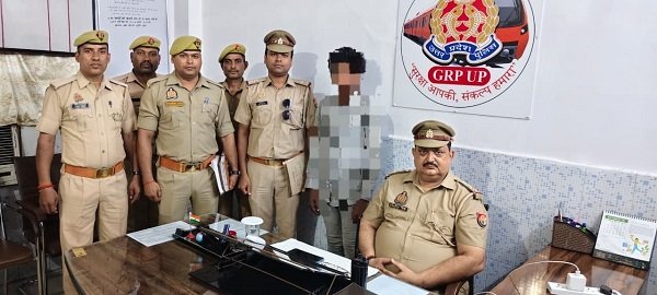 Major action by GRP in Prayagraj! Inter-district vehicle thief arrested with a stolen Splendor motorcycle.