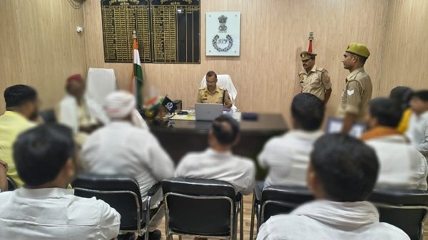 SP takes a firm stance during a public grievance hearing in Ghazipur; directs officials to ensure prompt resolution after listening to the concerns of complainants.