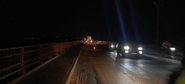 While the rest of UP is illuminated, why is Shastri Bridge shrouded in darkness? The bridge has become a ‘dark corridor’ for criminals, raising serious questions about police oversight!