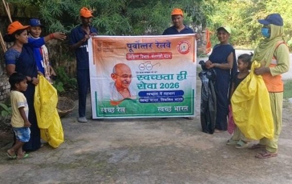 Swachhata Pakhwada: Awareness campaigns at various North Eastern Railway stations; railway staff and vendors briefed on the principles of cleanliness.