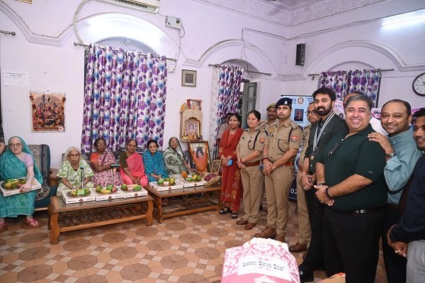 Mission Shakti-6.0: Varanasi police officials visited an old age home and distributed food and essential supplies to the elderly.
