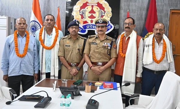 Police Commissioner Mohit Agrawal bade an affectionate farewell to three Sub-Inspectors and one Head Constable, presenting them with mementos and wishing them a bright future.