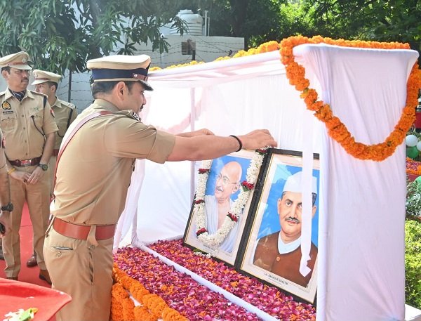A pledge of truth, service, and cleanliness: Police Commissioner Mohit Agarwal pays tribute on Gandhi-Shastri Jayanti and administers the cleanliness oath to police personnel.