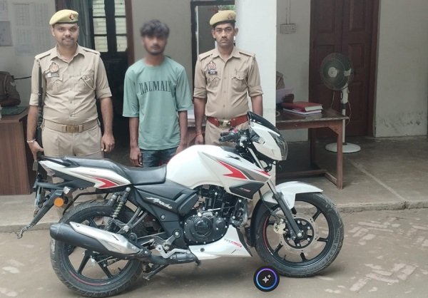 Passerby assaulted and robbed of mobile phone and ₹5,000; public nabs one accused; Apache bike recovered.