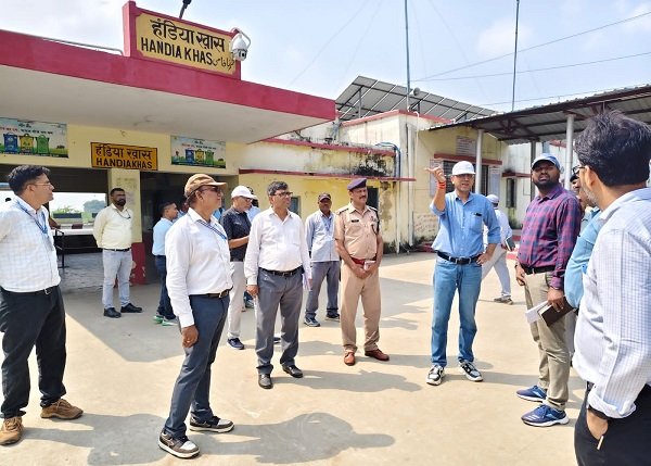 DRM Ashish Jain takes proactive initiatives for passenger convenience and rail safety; conducts thorough inspection of the Banaras-Jhunsi section; reviews arrangements at Jhunsi, Handiakhas, and Bhiti stations