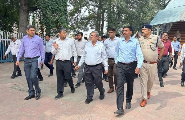 The General Manager inspected the Varanasi and Kashi railway stations, and reviewed the progress of passenger amenities and redevelopment works.