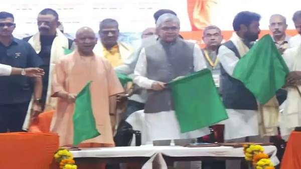 Kashi receives the gift of its first sleeper Vande Bharat train; passengers can now enjoy a comfortable overnight journey and arrive in Delhi by morning. Railway Minister Ashwini Vaishnaw and CM Yogi flagged off the train.