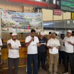 A pledge of ‘One Day, One Hour, Together’ at Varanasi Station—following the oath, officials, railway staff, and sanitation workers jointly conducted a special cleanliness drive.