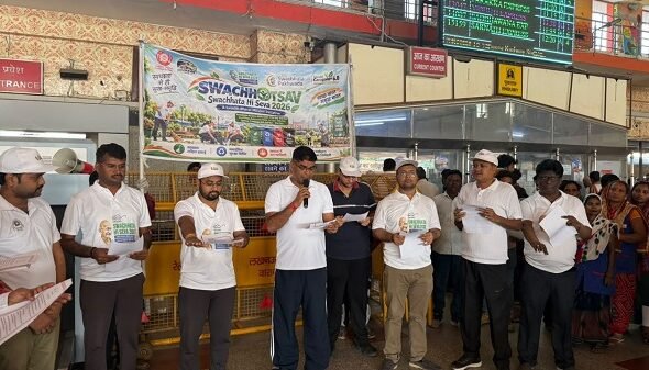 A pledge of ‘One Day, One Hour, Together’ at Varanasi Station—following the oath, officials, railway staff, and sanitation workers jointly conducted a special cleanliness drive.