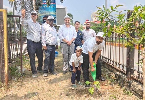 From tree plantation to cleanliness... the message of ‘Swachhata Hi Seva-2026’ at Varanasi Station; railway staff and sanitation workers pledge to maintain a clean environment.