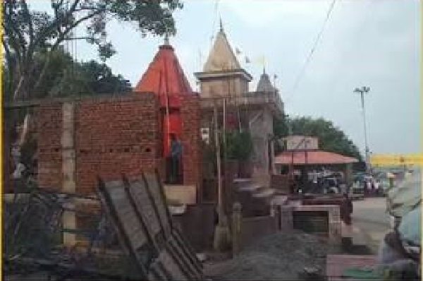 Construction under the guise of beautification? Boundary wall at Subah-e-Banaras Ghat raises serious questions.